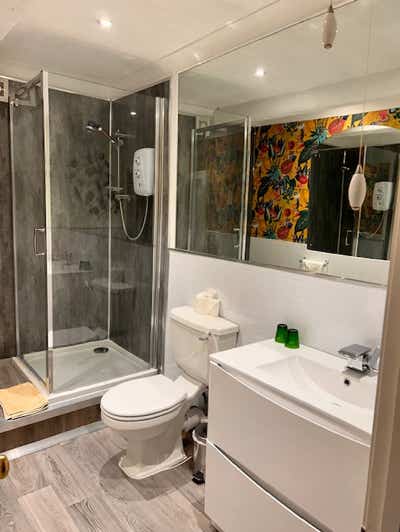 An ensuite bathroom at Henwick House